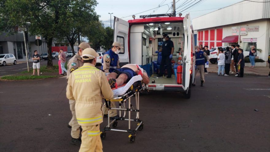 Moto fica destruída após colisão com carro ao lado do Shopping JL