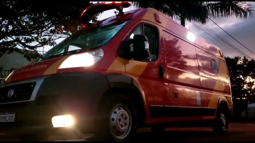 Após cair de caminhão, homem é socorrido pelo Corpo de Bombeiros