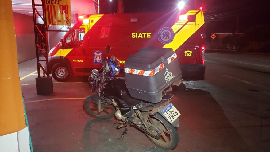 Moto desliza em mancha de óleo e piloto fica ferido na Rua Jacarezinho