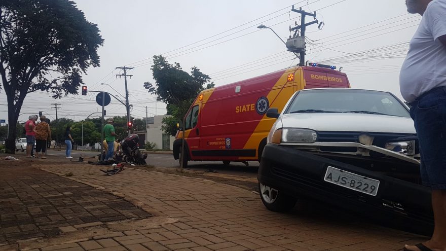 Motociclista fica ferido após forte colisão com carro no Cascavel Velho