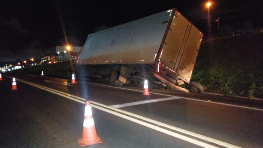Caminhão Baú sai da pista e quase tomba na rodovia BR-277