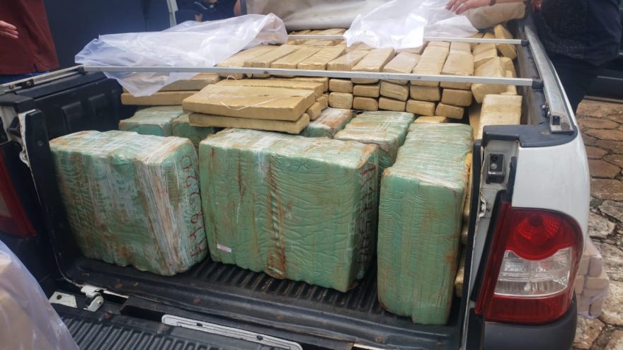 BPRv realiza grande apreensão de drogas na PR-180; veículo estava com marcas de tiros