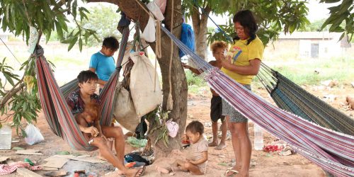 Grupo yanomami vive às margens da BR-174 em Boa Vista