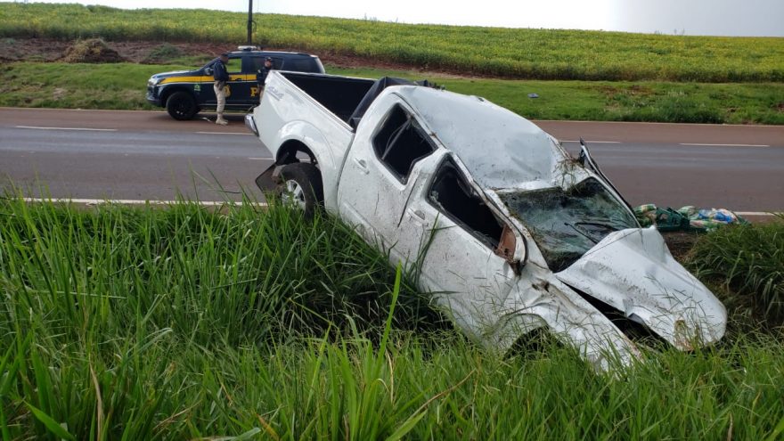 Motorista perde o controle e capota caminhonete na BR-467