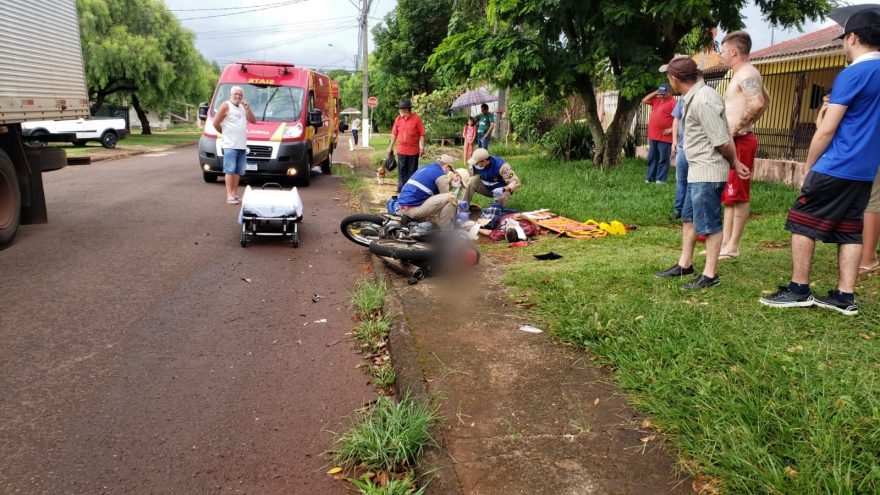 Motociclista sofre fraturas expostas nas pernas após colisão frontal contra caminhão