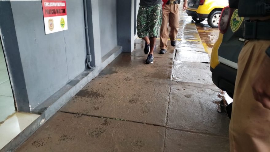 Homem bate na esposa no meio da rua, PM é chamada e acusado vai parar na Delegacia
