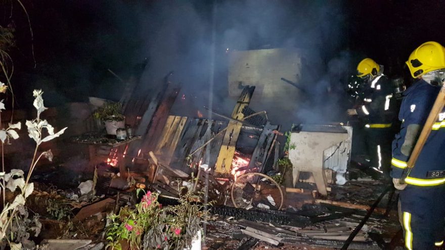 Casa fica destruída após pegar fogo no Jardim Colmeia, em Cascavel