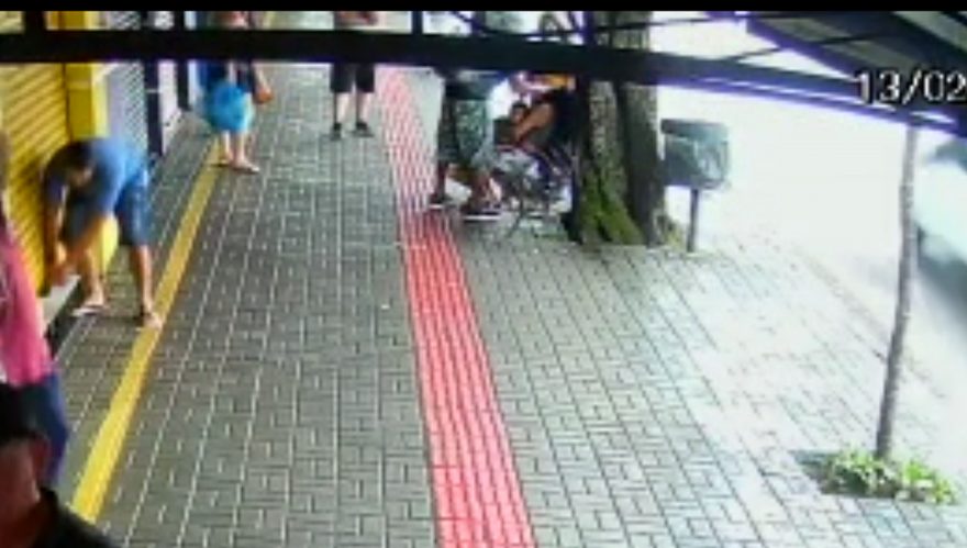Vídeo mostra momento em que homem agride mulher na Avenida Carlos Gomes