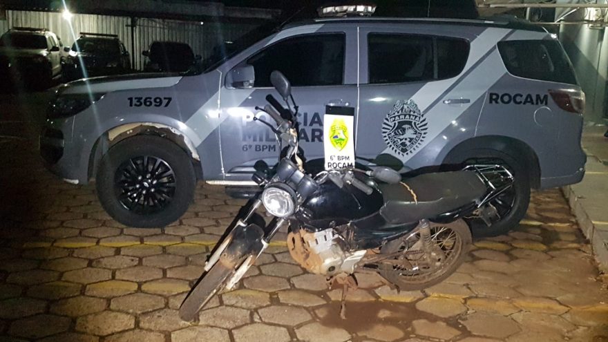 Dupla é detida pela Rocam conduzindo motocicleta com placa, tarjeta e cor alterados, no Turisparque