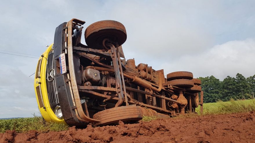 Com lamaçal, caminhão tomba na Estrada Chaparral, em Cascavel