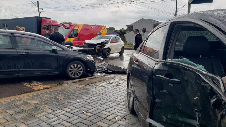 Peugeot e dois Honda Civic ficam bastante danificados após acidente no Cascavel Velho