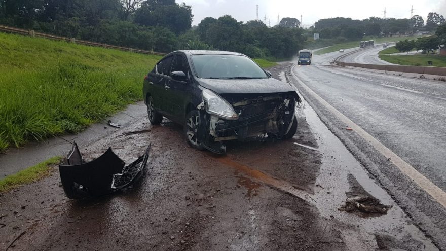Versa e Corsa colidem após aquaplanagem na PRc-467