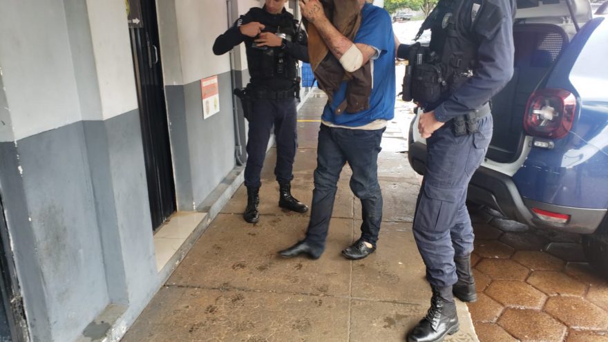 Homem é detido após tentar furtar desodorantes em supermercado