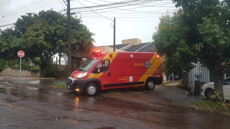Mulher tem suspeita de fratura após escorregar e cair na calçada