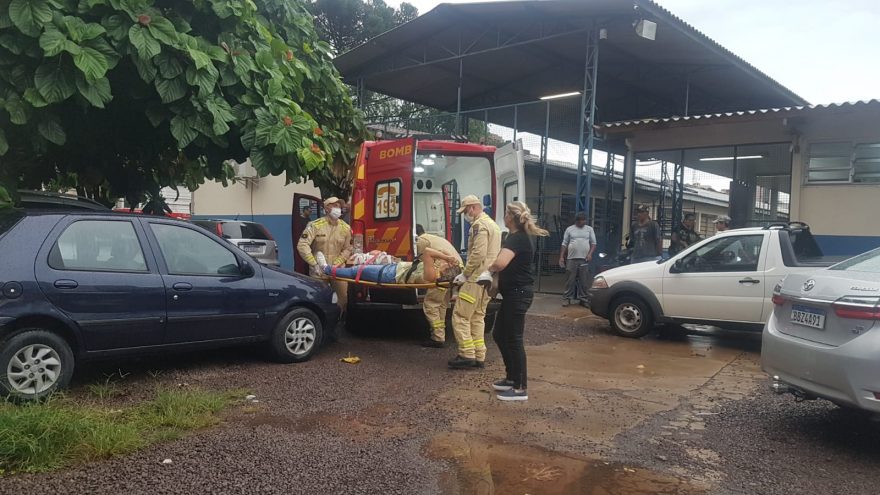 Professora fica ferida ao sofrer queda em Colégio no Centro