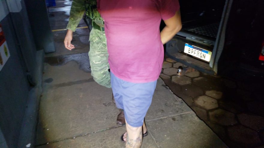 BPFron detém homem e apreende carro com cigarros contrabandeados