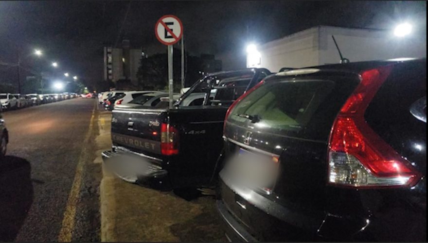 Moradores denunciam estacionamento irregular na Rua Ponta Grossa próximo à clube