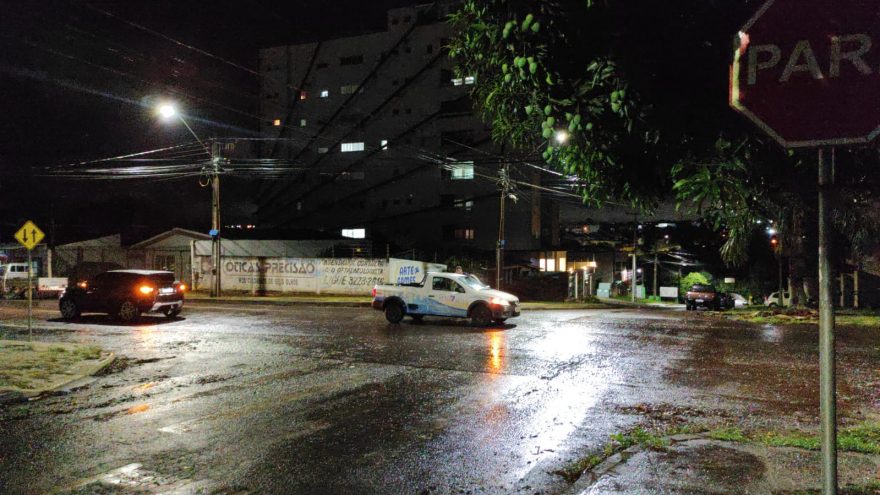 Strada e Land Rover colidem no Parque São Paulo