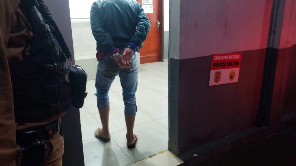 Cavalaria detém homem com 19 pedras de crack na Praça da Bíblia Cavalaria detém homem com 19 pedras de crack na Praça da Bíblia