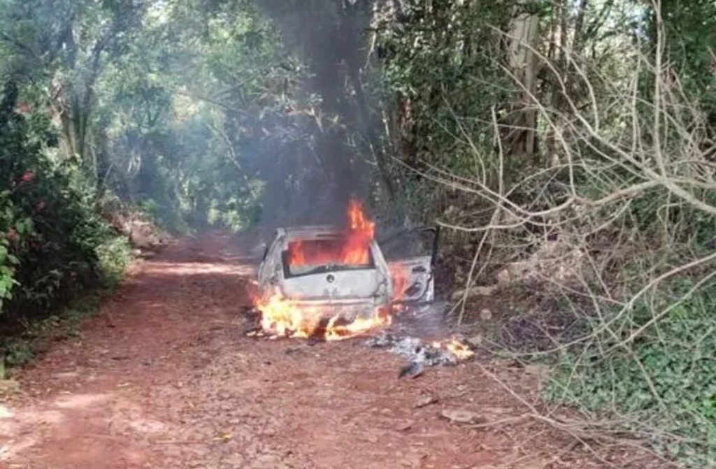 Mulher tem 90% do corpo queimado após homem amarrá-la e colocar fogo em carro Mulher tem 90% do corpo queimado após homem amarrá-la e colocar fogo em carro
