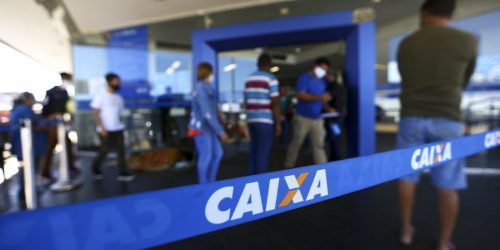 Imagem referente a Caixa começa a pagar hoje abono salarial de 2021