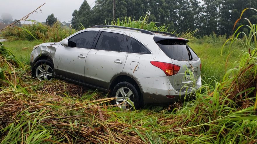 Hyundai Veracruz capota na rodovia BR-277, em Cascavel