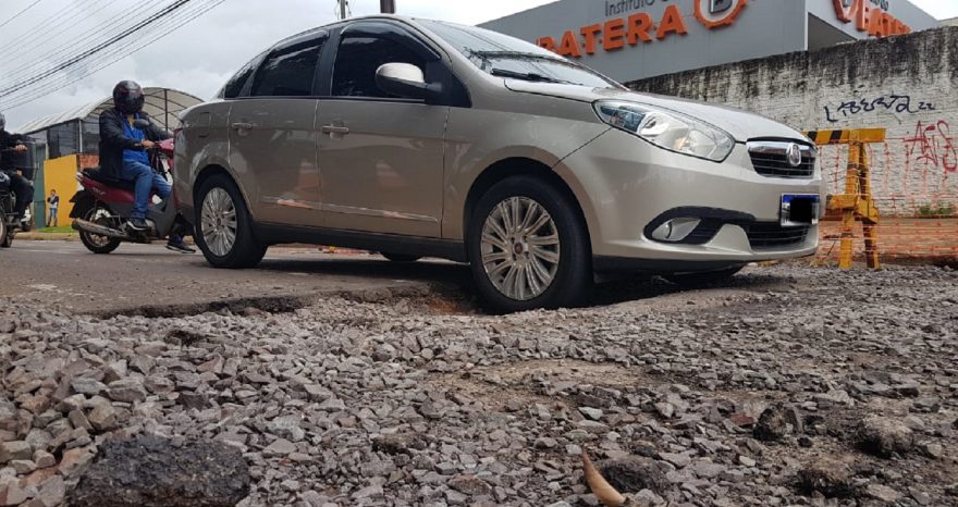 Internautas reclamam de buraco na Rua Recife