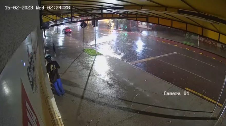 Câmera flagra furto de televisão em consultório