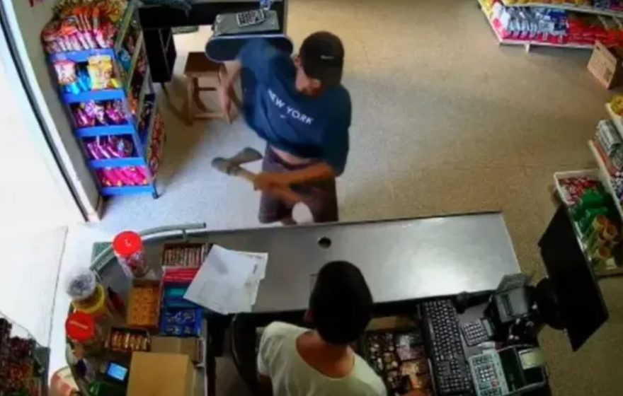 Assaltante usa machadinha para roubar R$ 300 de mercadinho