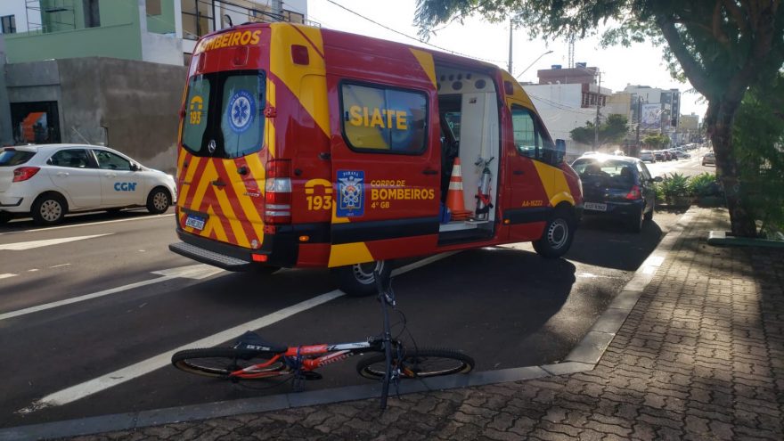 Ciclista fica ferido em acidente no Centro
