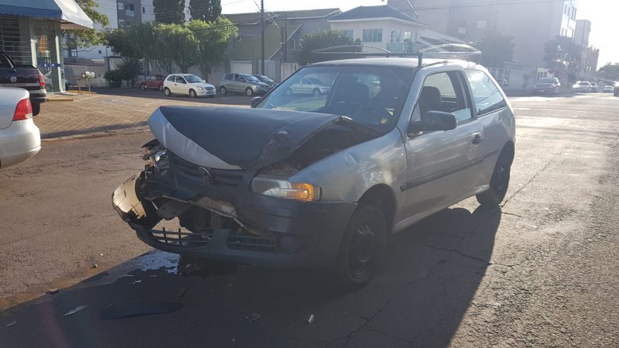 Gol fica com a dianteira destruída após colidir contra um Fusion