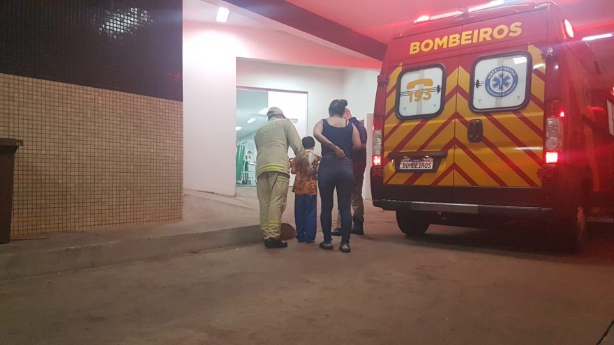 Menino quebra braço enquanto joga bola no Riviera