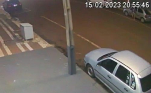Câmera de segurança registra furto de Corsa no São Cristóvão Imagem referente a Câmera de segurança registra furto de Corsa no São Cristóvão