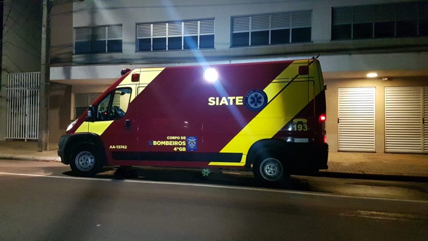 Homem cai no banheiro e sofre corte contuso na cabeça