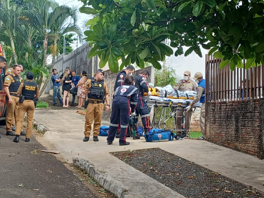 No dia do aniversário homem invade casa, faz duas pessoas refém e é baleado pela PM, em Maringá No dia do aniversário homem invade casa, faz duas pessoas refém e é baleado pela PM, em Maringá