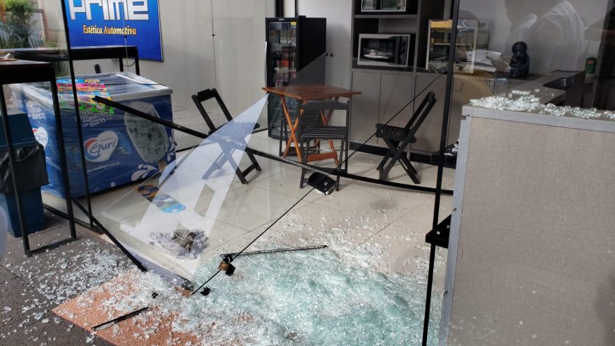 Ladrão estilhaça porta de vidro para realizar furto em empresa no Centro