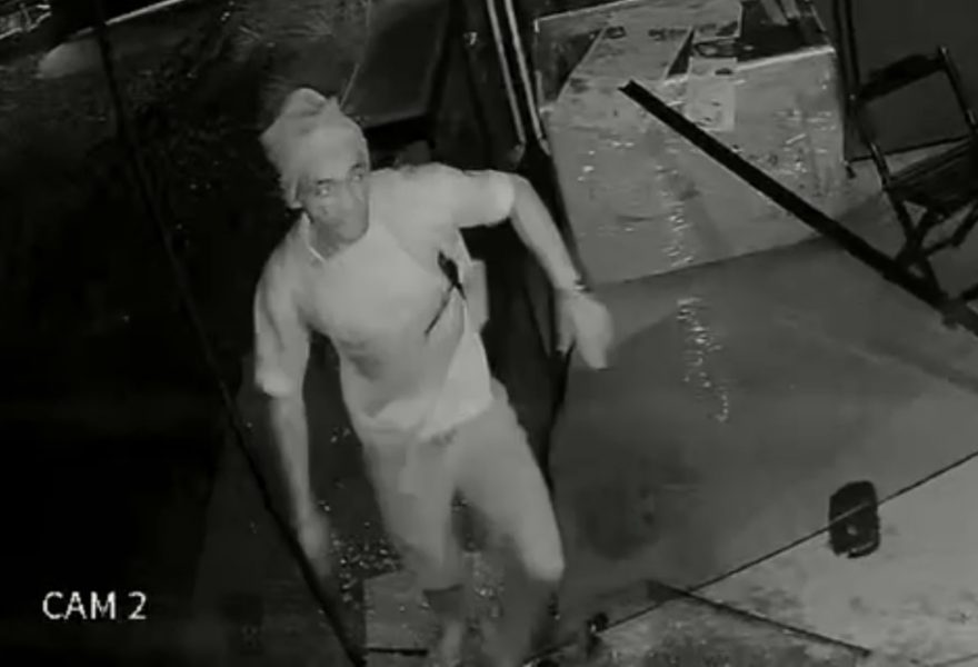 Vídeo mostra ladrão pulando muro, arrombando vidraça e furtado objetos em empresa no Centro
