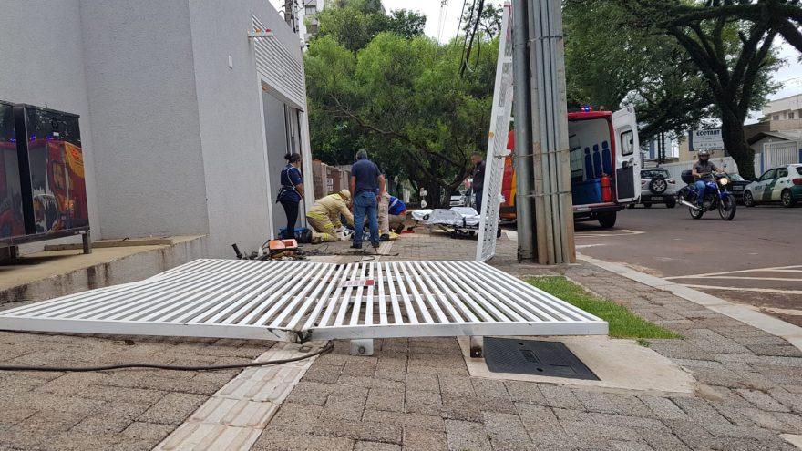 Trabalhador sofre fratura na perna após ser atingido por portão