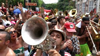 Carnaval: pessoas com sintomas respiratórios devem evitar aglomerações