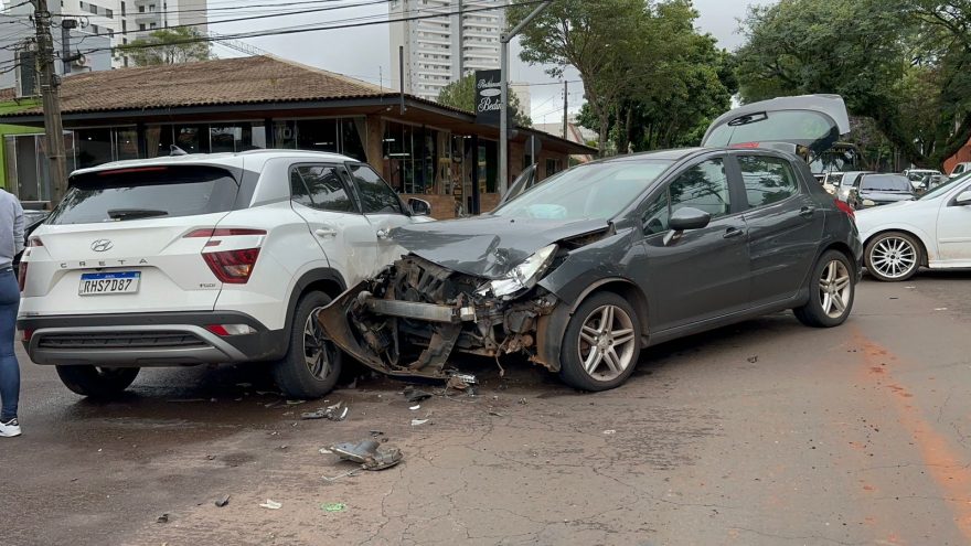 Forte colisão entre Peugeot e Creta é registrada na Rua Paraná
