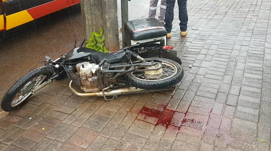 Motociclista sofre ferimentos graves ao atingir poste na rua Souza Naves