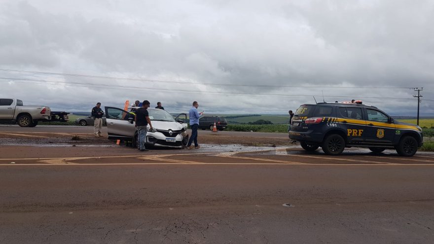Duas pessoas ficam feridas após Renault Captur capotar na 467