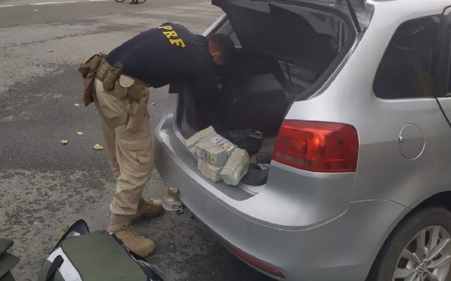 Homem que tentava trazer para Cascavel 300 mil dólares escondidos na lataria de veículo é preso pela PRF