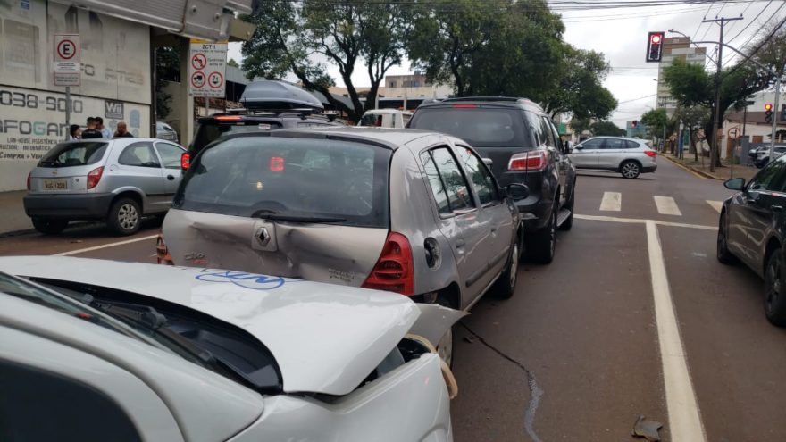 Engavetamento com três veículos é registrado na Rua Barão do Cerro Azul