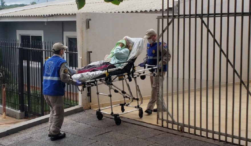 Idosa fica ferida ao sofrer queda em residência no Floresta