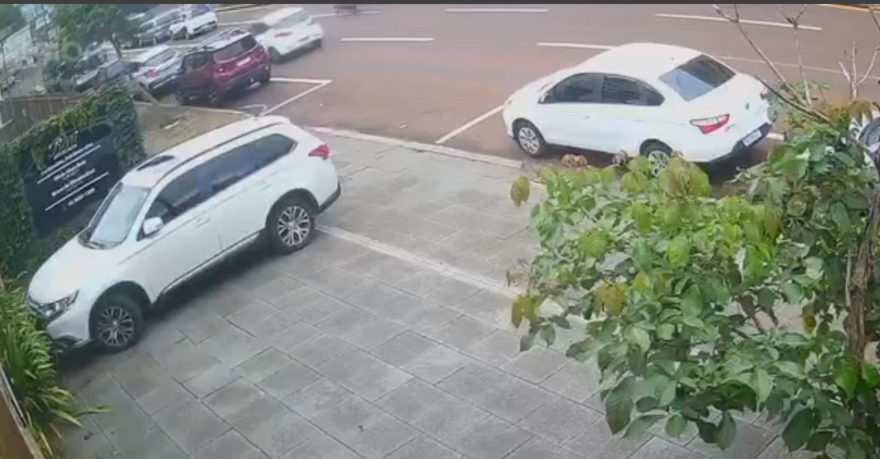Câmera registra acidente entre três carros na Rua Barão do Cerro Azul