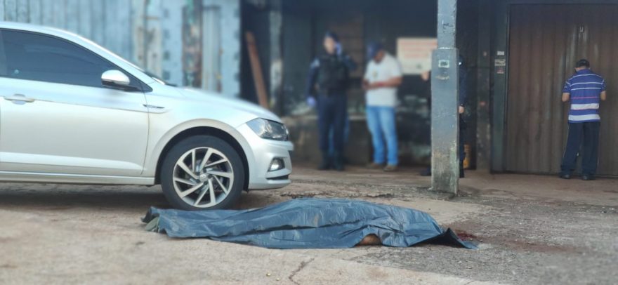 Homem morre ao ser baleado com pelo menos três tiros no Esmeralda
