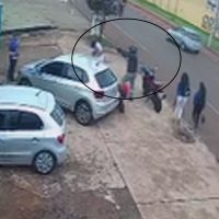 Imagem referente a Câmera registra momento em que homem é baleado em borracharia no Santa Cruz