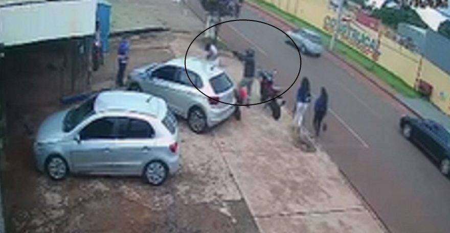 Câmera registra momento em que homem é baleado em borracharia no Santa Cruz