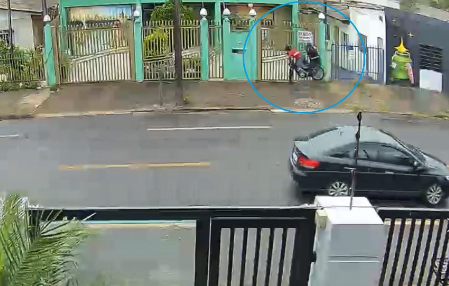 Câmera flagra acidente que deixou motociclista gravemente ferido